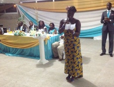 Akua emcees a wedding